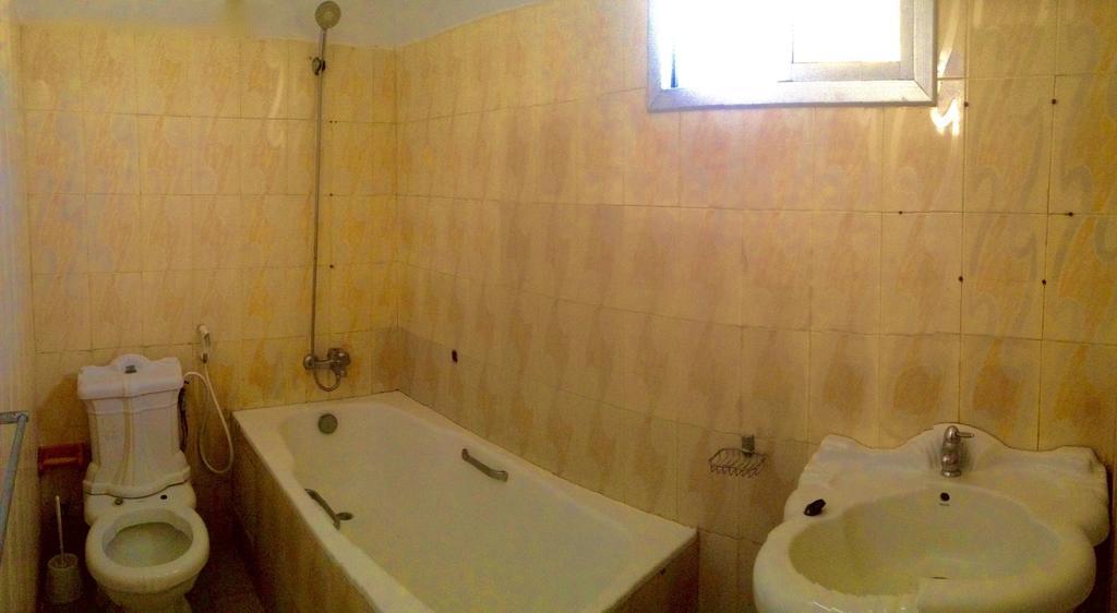 Ker Jahkarlo Hotel Yof Bagian luar foto