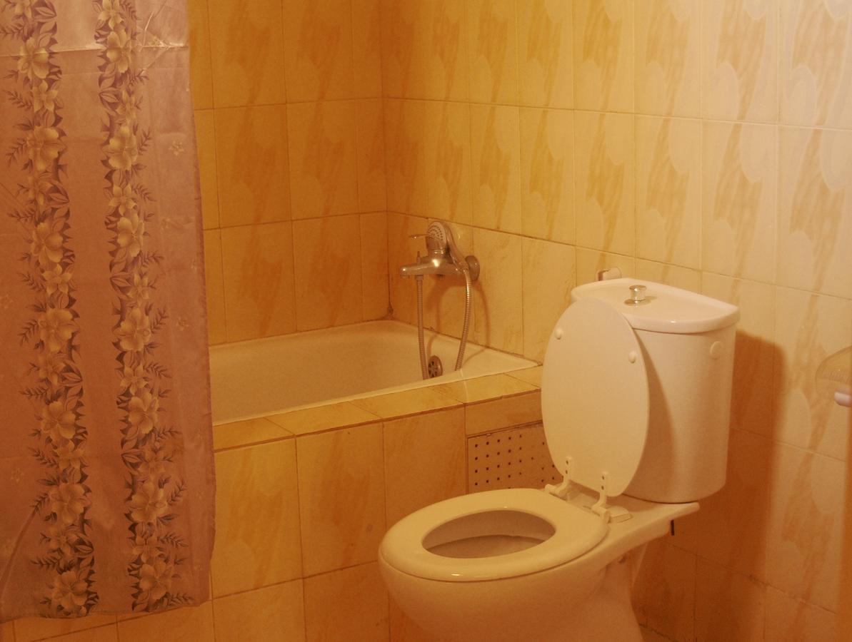Ker Jahkarlo Hotel Yof Bagian luar foto